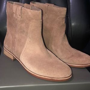 Like new Vince Camuto ankle booties - Verona
